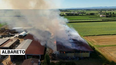 MODENA, vasto incendio in un’azienda agricola: in fiamme migliaia di rotoballe