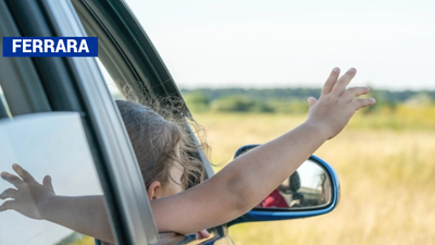 Ferrara, lasciano i figli in auto per giocare alle slot: denunciati per abbandono di minori