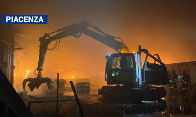 Incendio nella notte, quintali di rifiuti date alle fiamme, interventi immediati