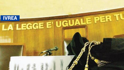 Testimonia per un furto, riconosce l’aggressore tra le foto segnaletiche: “Mi ha violentata”. Sgomento in aula