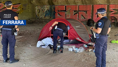 Ferrara, sotto il ponte tra rifiuti e disperazione: due ragazze trovate a dormire in tenda