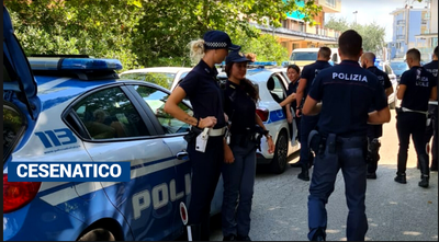 Cesenatico, dorme in auto con coltelli e accetta: 40enne denunciato dalla Polizia