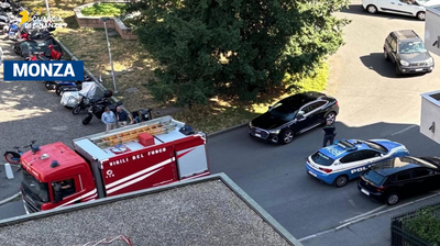 Monza, donna sul parapetto del settimo piano: salvata in extremis da un giovane finanziere