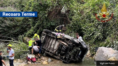 Pulmino per il trasporto disabili esce di strada e finisce nel torrente