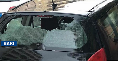 Bambino di due anni bloccato in auto, il coraggio dei passanti evita il peggio