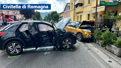 Scontro frontale tra due vetture in opposti sensi di marcia