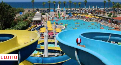 Morto il bimbo di 7 anni caduto in piscina, la tragedia nell'acquapark