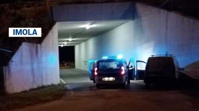 Fugge sull’A14 senza patente e ubriaco, poi tenta di nascondersi a Imola
