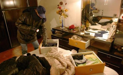 Rientra in casa e si trova faccia a faccia con i ladri. Ferito,