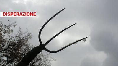 Lite tra vicini degenera: 32enne minaccia di morte con un forcone