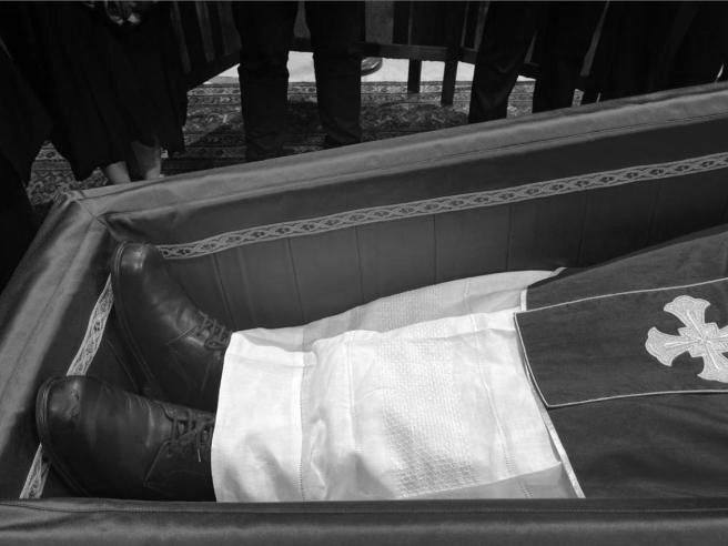 Con le scarpe di sempre,  il Papa vicino agli ultimi tornerà alla terra nella povertà che ha sempre testimoniato.