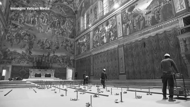 il comignolo, da cui uscirà il fumo nero o bianco a seconda dell'esito delle votazioni.