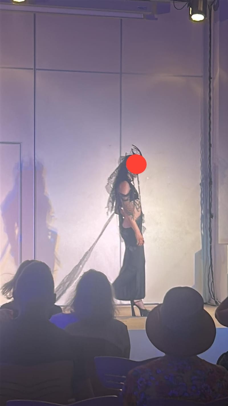 Défilé de chapeaux ou l'art de chier sur le sacré