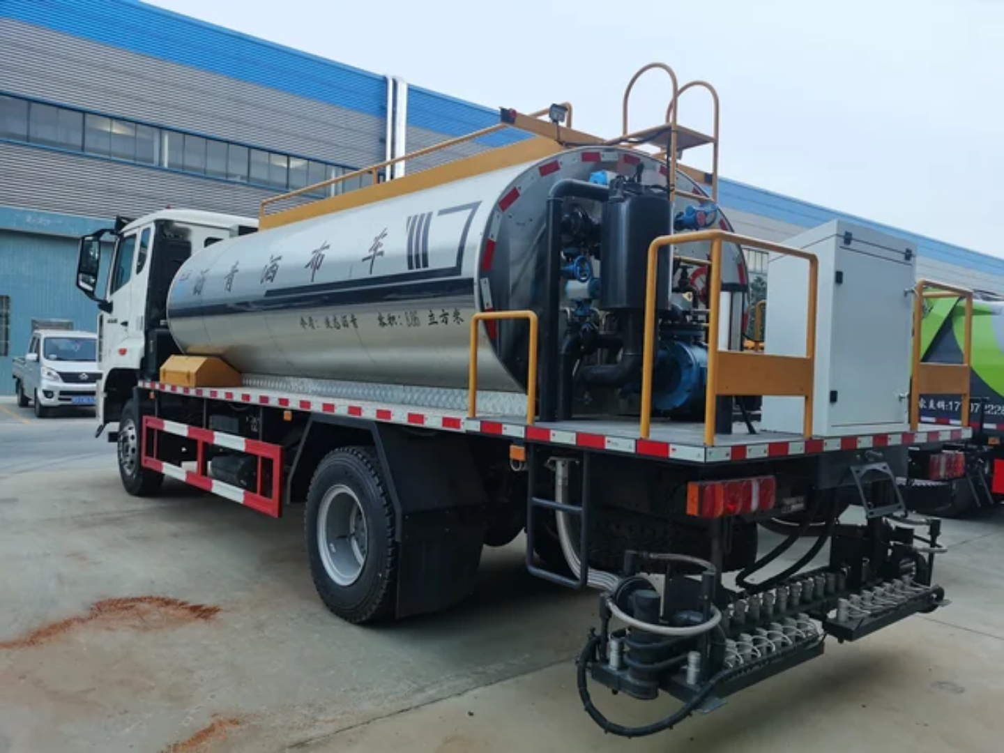 ISUZU BITUMEN SPRAYING TRUCK