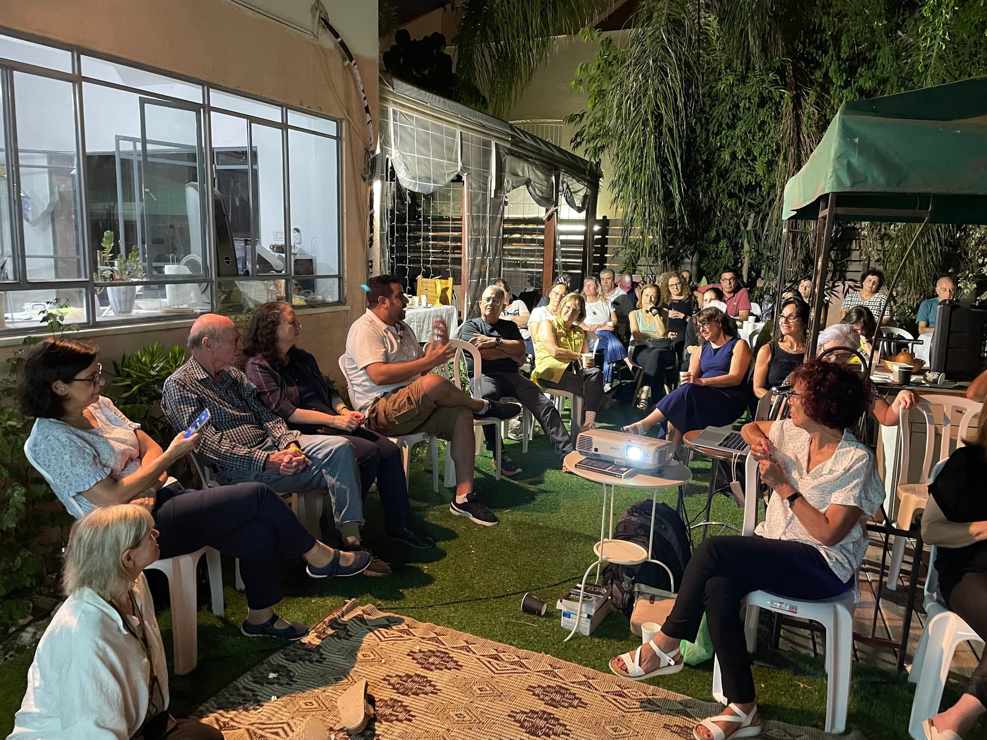 מלוח קצת חריף | הקרנות מיוחדות