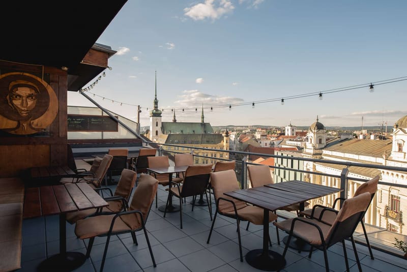 Poznej město z kavárny