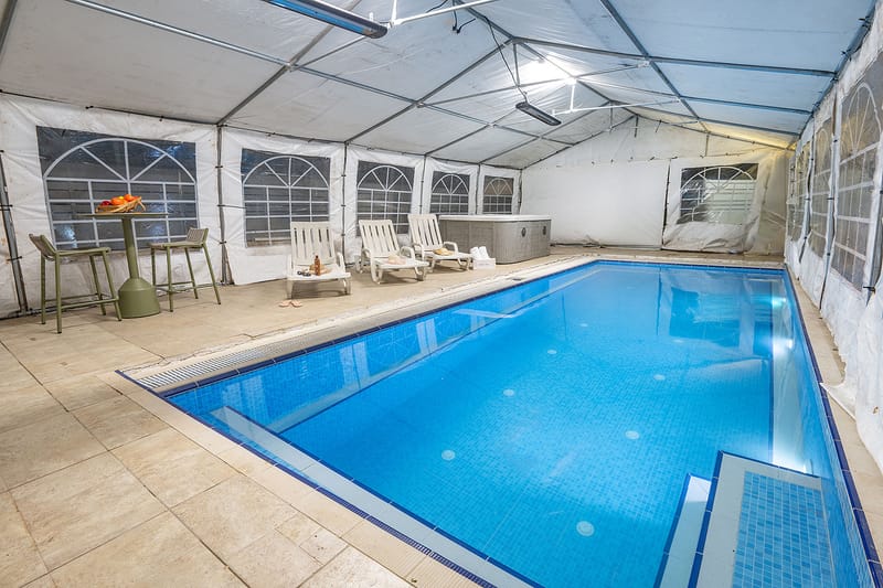 בריכת שחייה פרטית