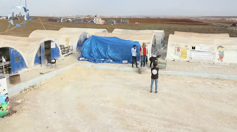 خيمة للعلم... وطن صغير في قلب المخيم