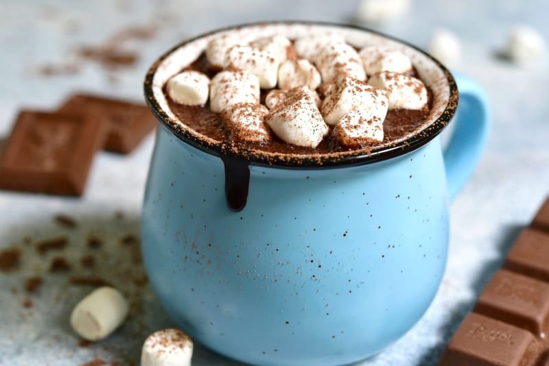 CHOCOLATE CALIENTE CON BOMBÓM Y JARABE HERSHEY'S