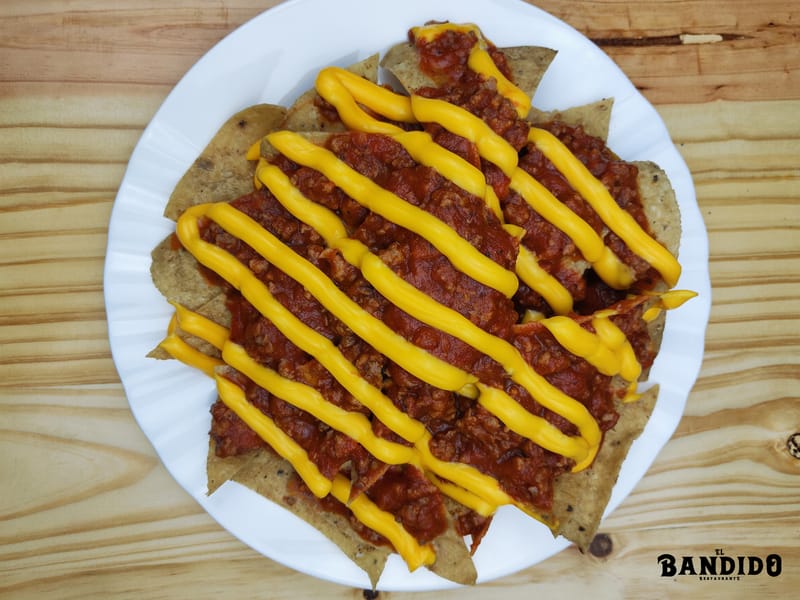 Nachos con carne y queso
