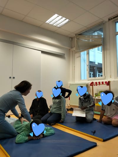 Apprendre autrement : le massage thaï avec les enfants au Centre Social Couleur Quartier