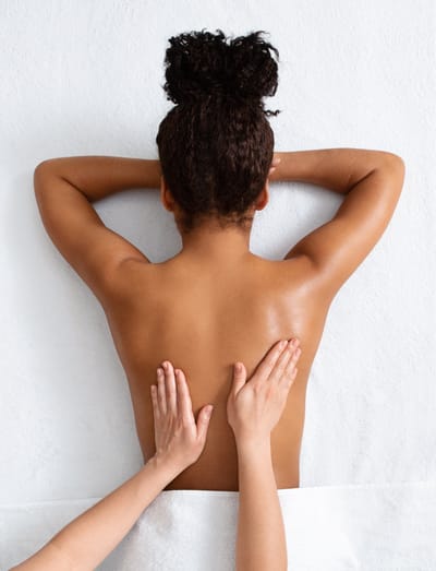Les bienfaits du massage pour soulager les douleurs de dos chroniques