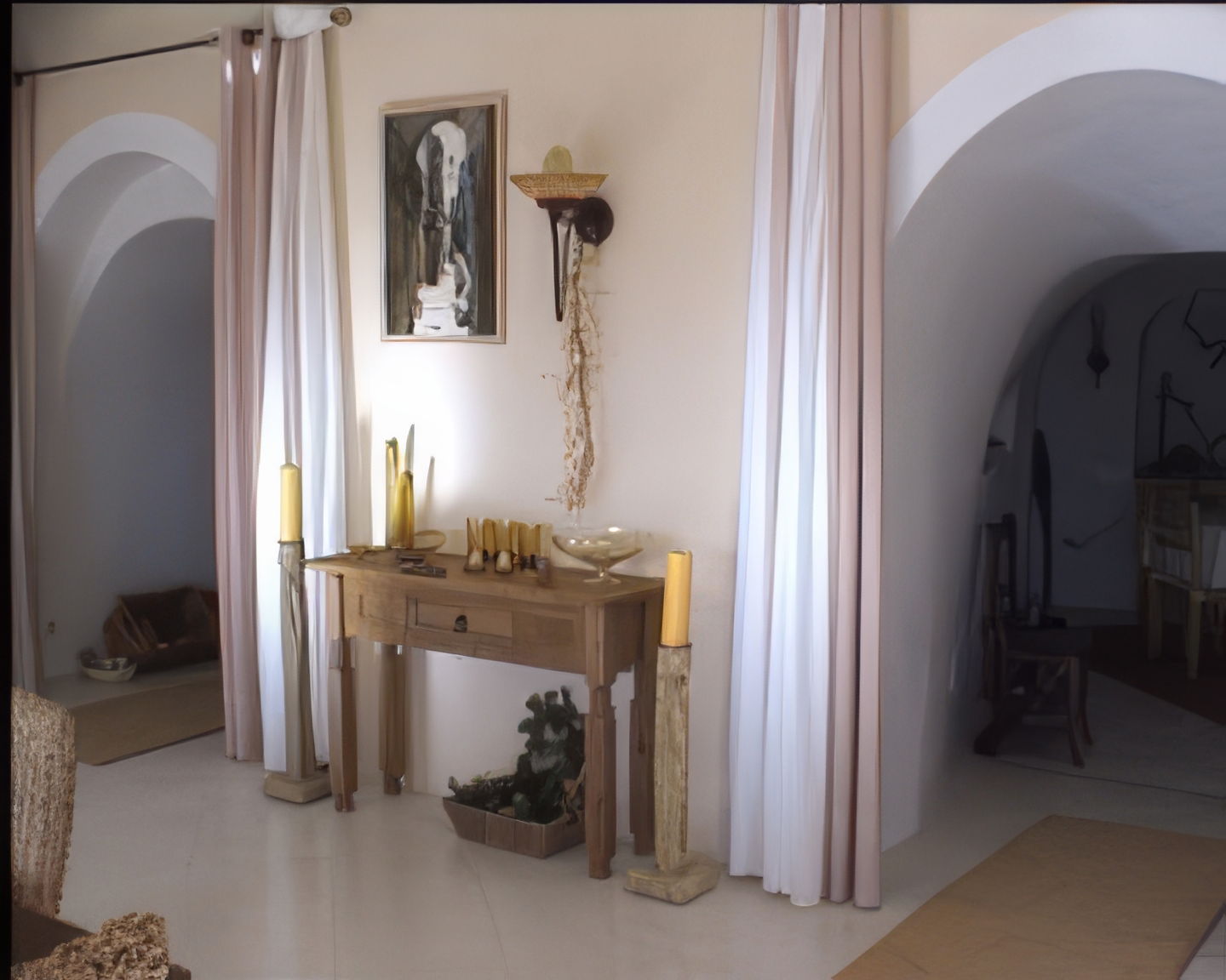 Villa - livingroom with kitchen and acces to the cueva