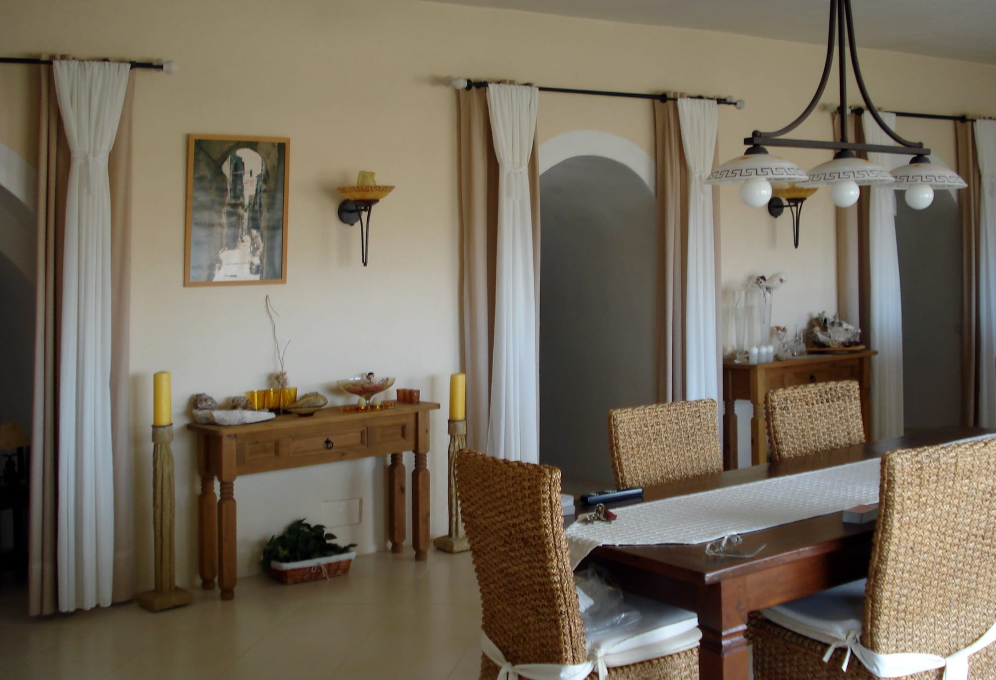 Villa - livingroom with kitchen and acces to the cueva