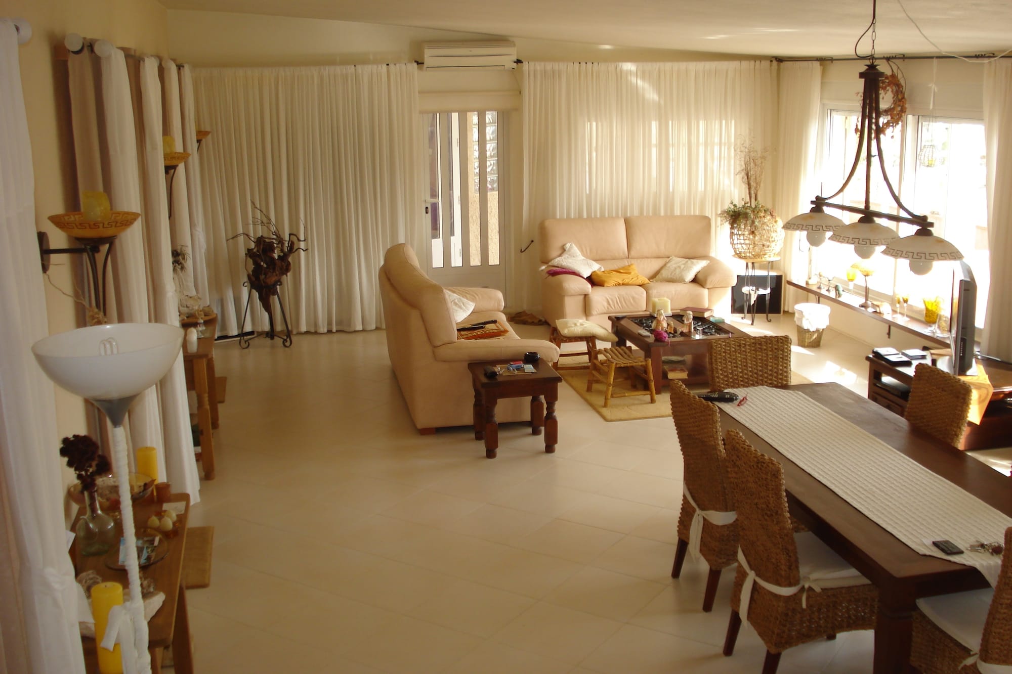 Villa - livingroom with kitchen and acces to the cueva