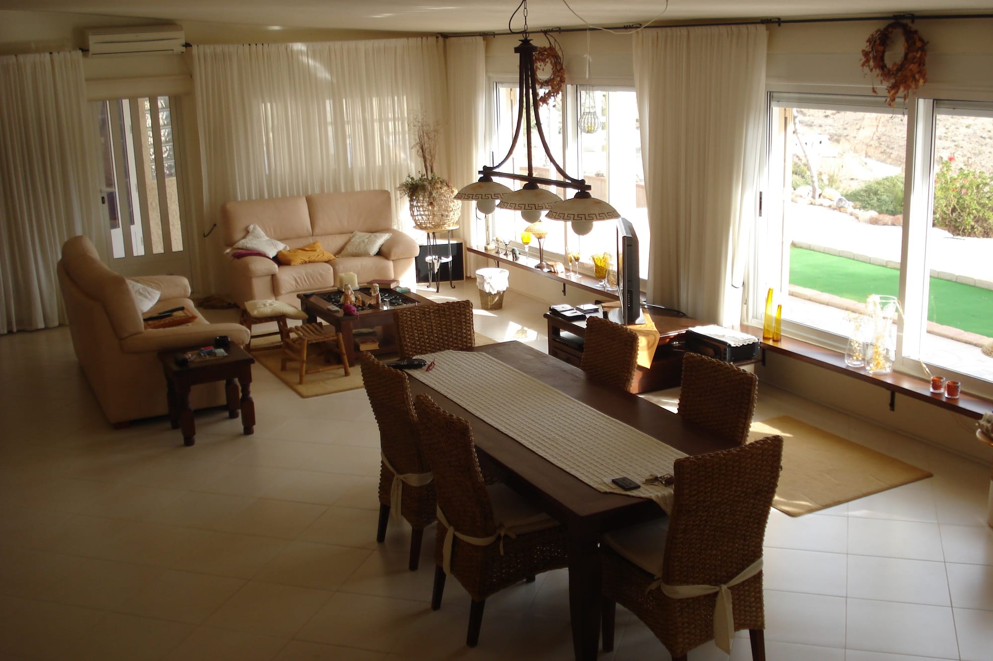 Villa - livingroom with kitchen and acces to the cueva