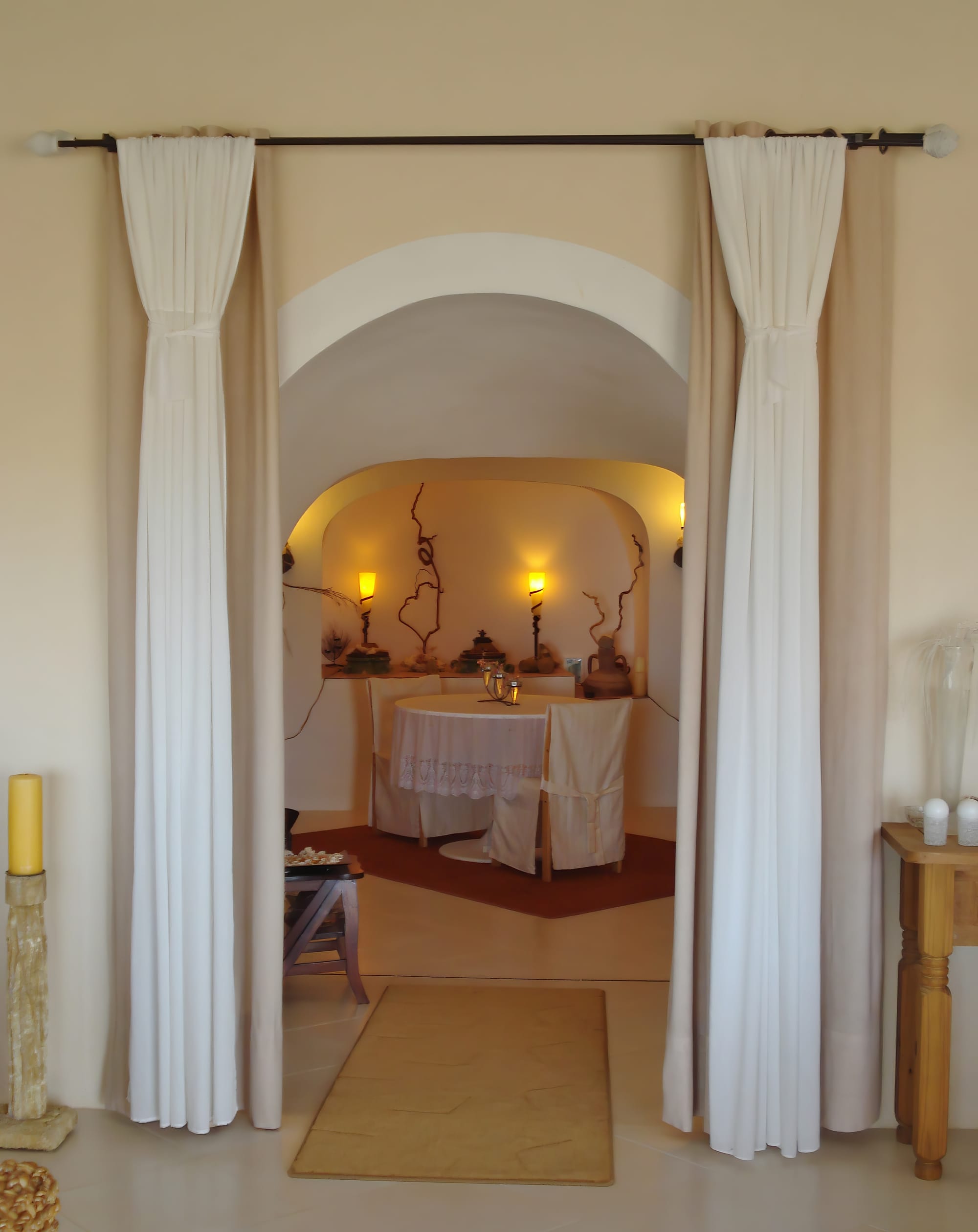 Villa - livingroom with kitchen and acces to the cueva