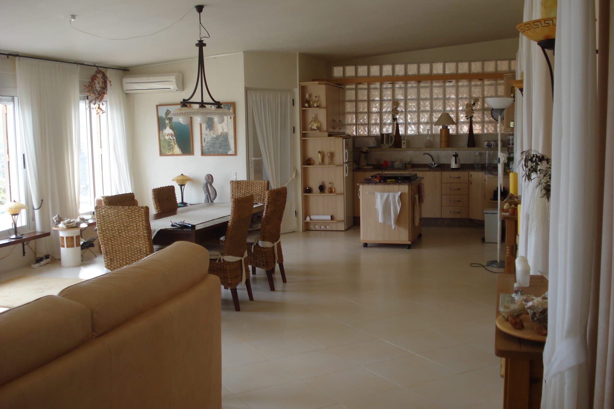 Villa - livingroom with kitchen and acces to the cueva