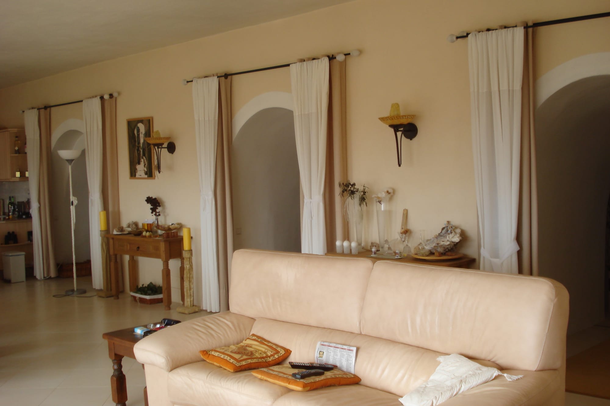 Villa - livingroom with kitchen and acces to the cueva