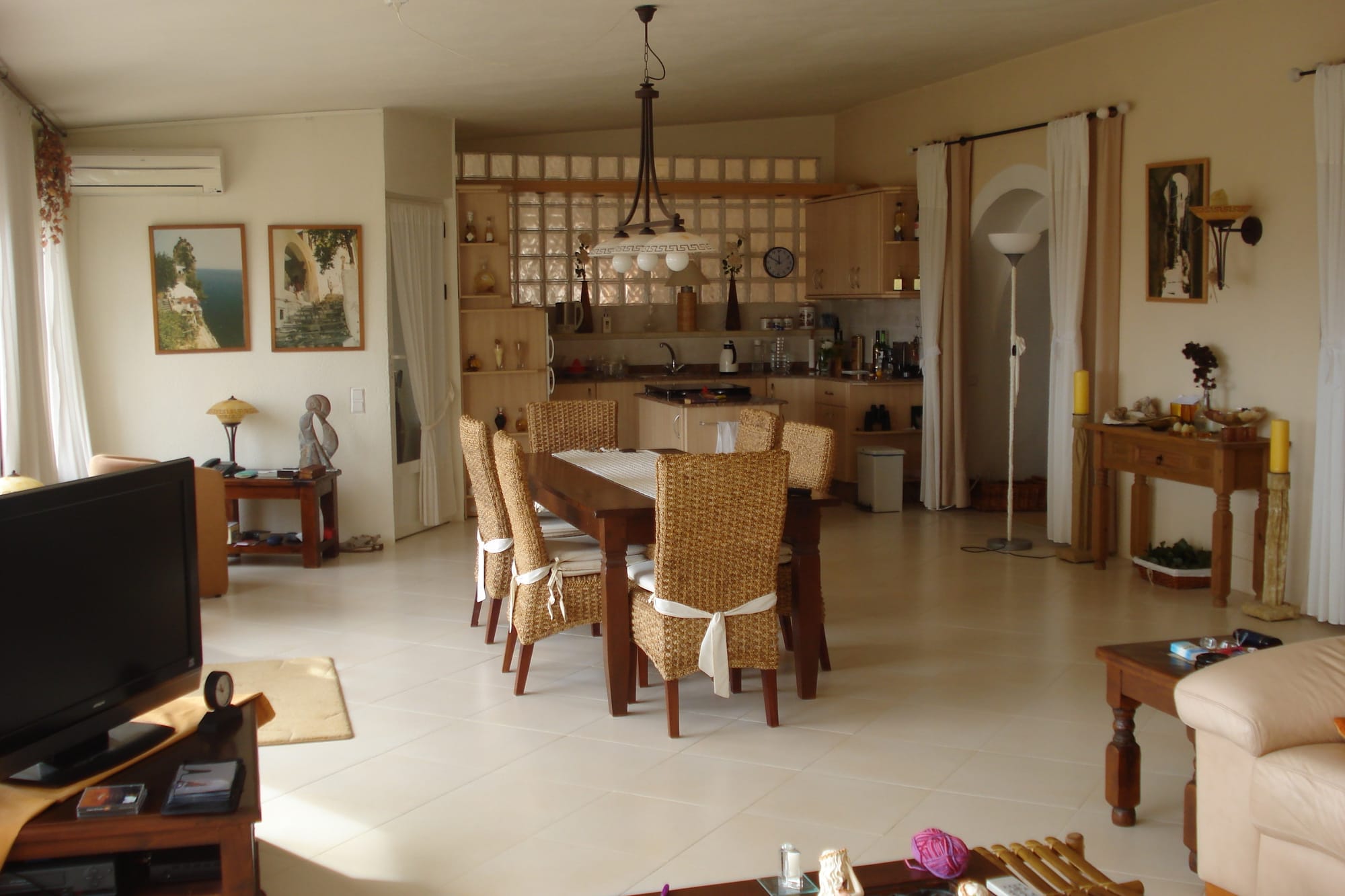 Villa - livingroom with kitchen and acces to the cueva