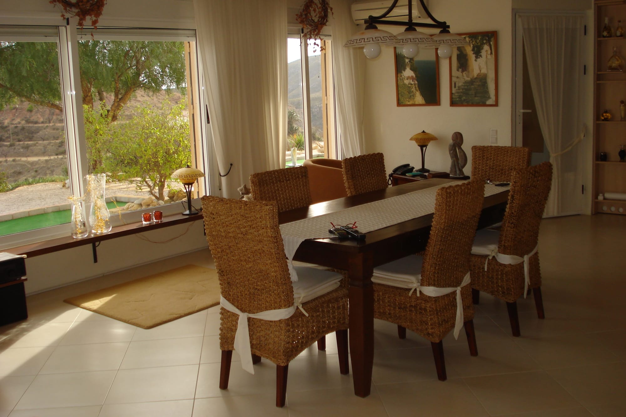 Villa - livingroom with kitchen and acces to the cueva
