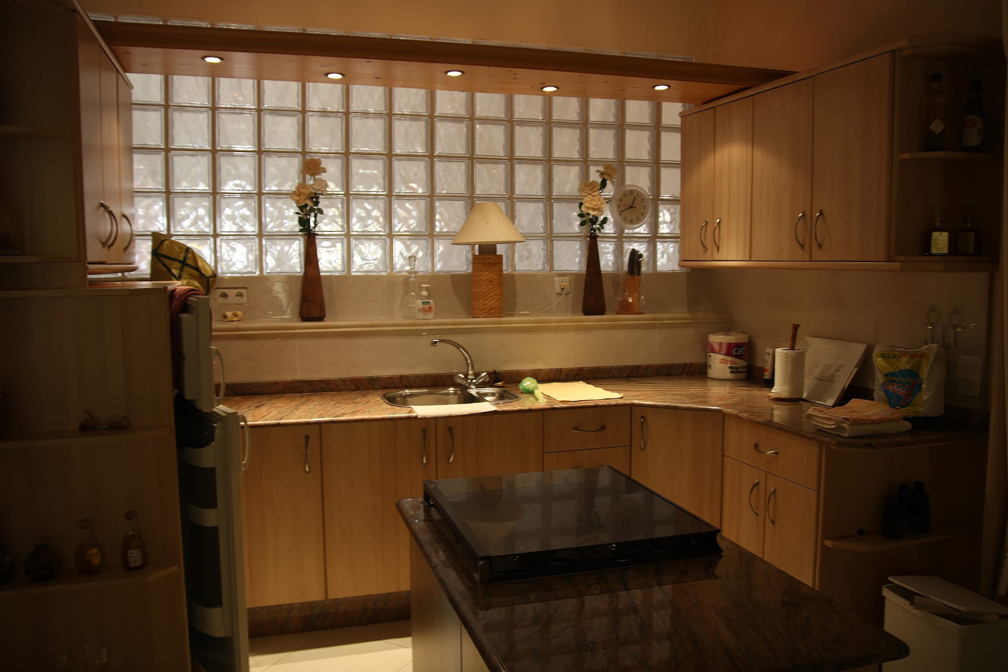 Villa - livingroom with kitchen and acces to the cueva