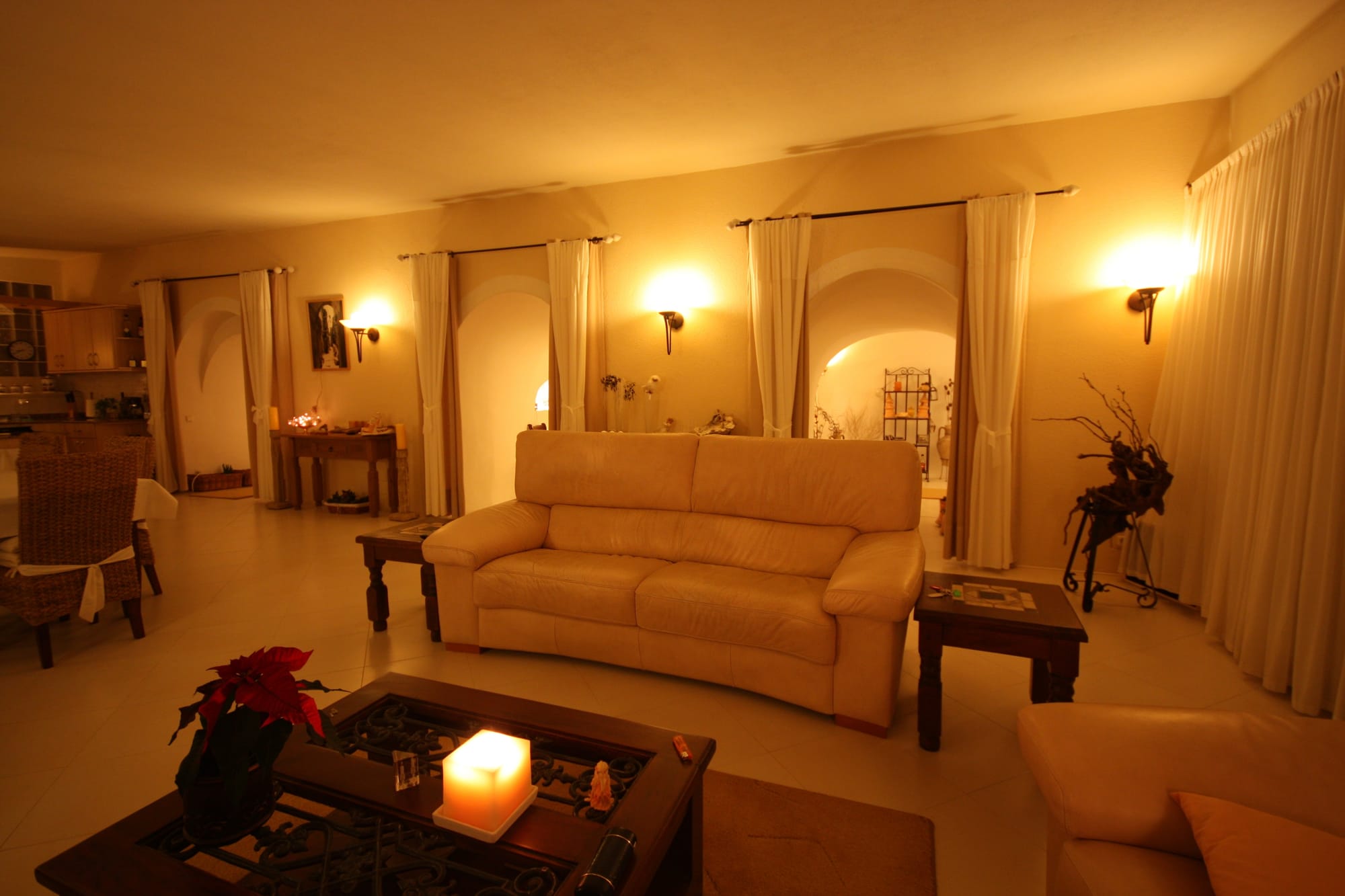 Villa - livingroom with kitchen and acces to the cueva