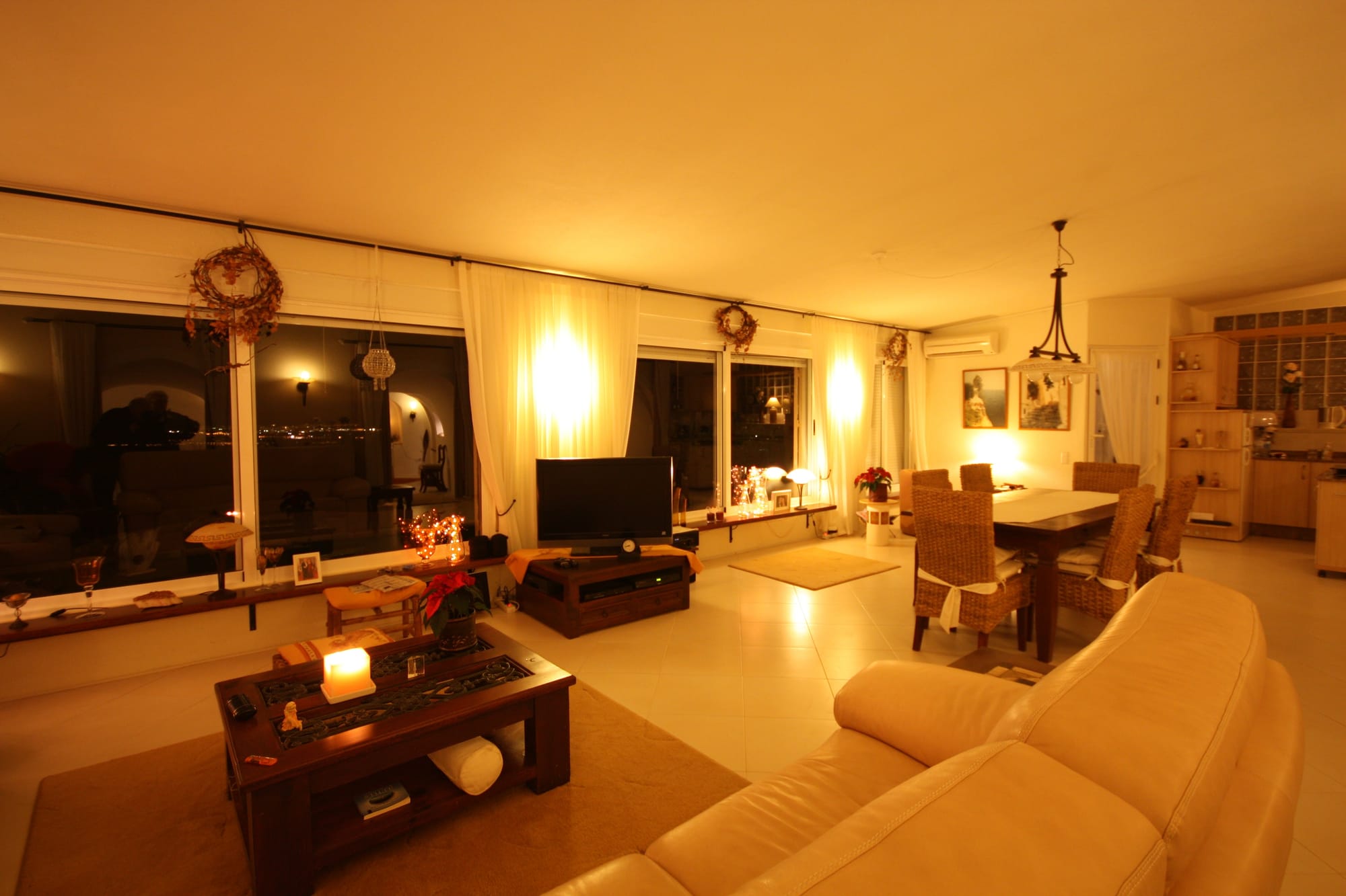 Villa - livingroom with kitchen and acces to the cueva