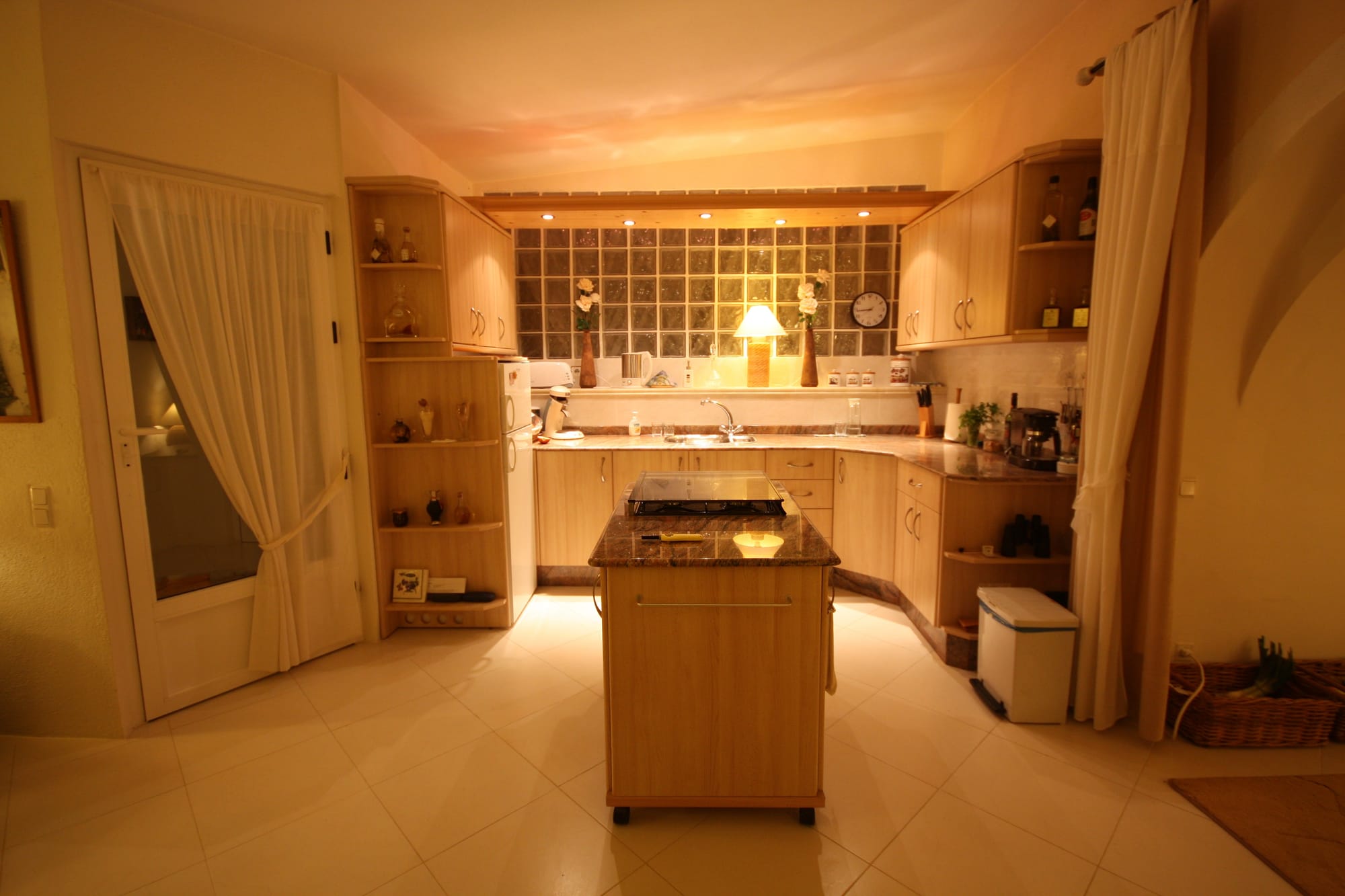 Villa - livingroom with kitchen and acces to the cueva