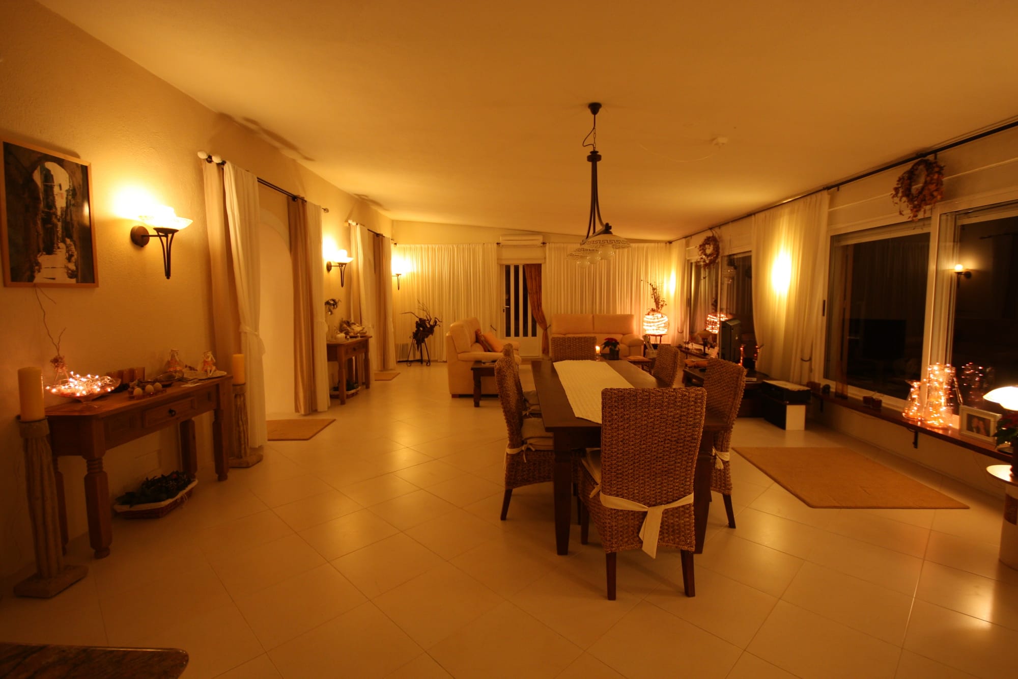 Villa - livingroom with kitchen and acces to the cueva