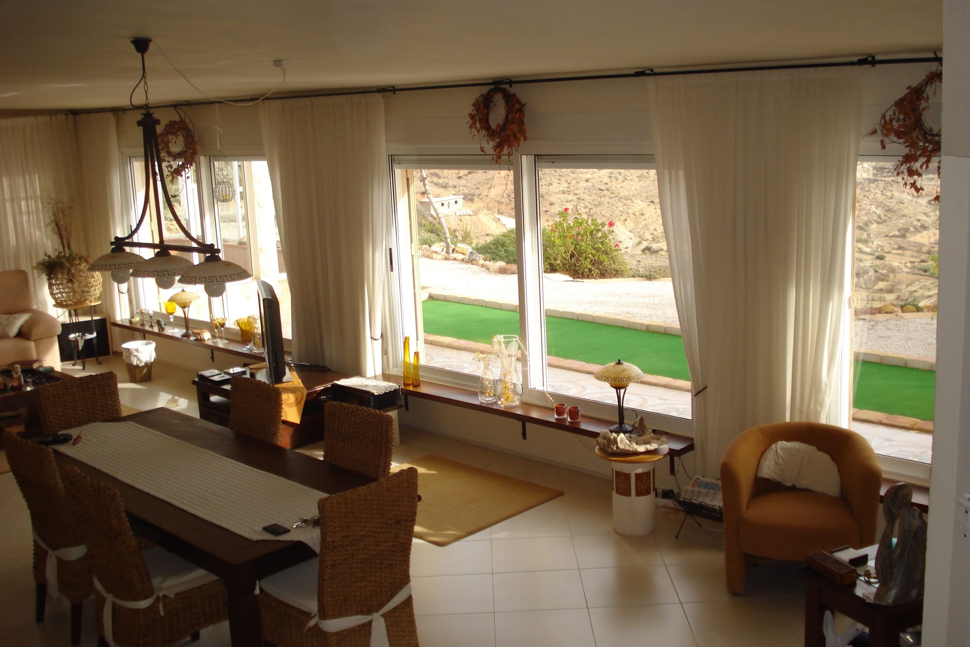 Villa - livingroom with kitchen and acces to the cueva