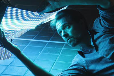 El artista tecnológico Daniel Canogar, propone introducir complejidad, arte, ironía y sentido común.