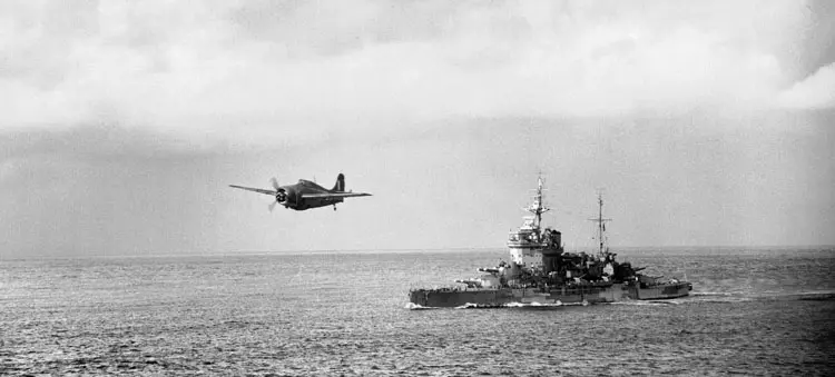 Um Grumman Martlet da Fleet Air Arm voando sobre o HMS  Warspite durante as operações em Madagascar