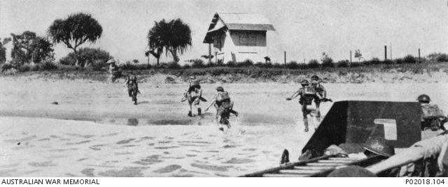 Soldados aliados desembarcando de LCAs em Tamatave em maio de 1942