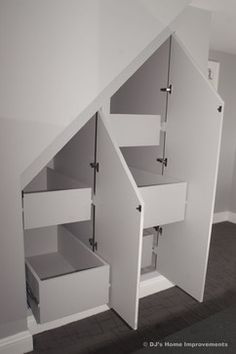 פתרונות איחסון חכמים ומעשיים לאיחסון בחללי הבית שלכם.