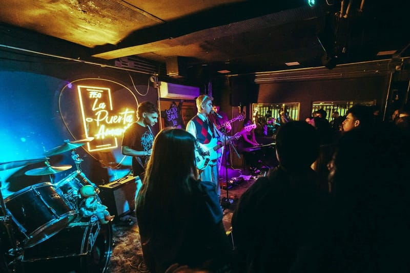 Luke Bongcam arremete en la escena independiente con un espectacular show a sala llena