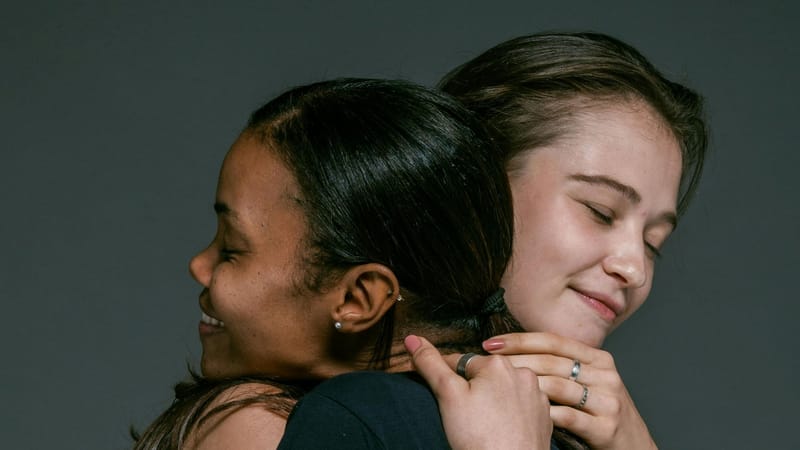 El abrazo compasivo al yo inexperto: psicología del perdón retroactivo