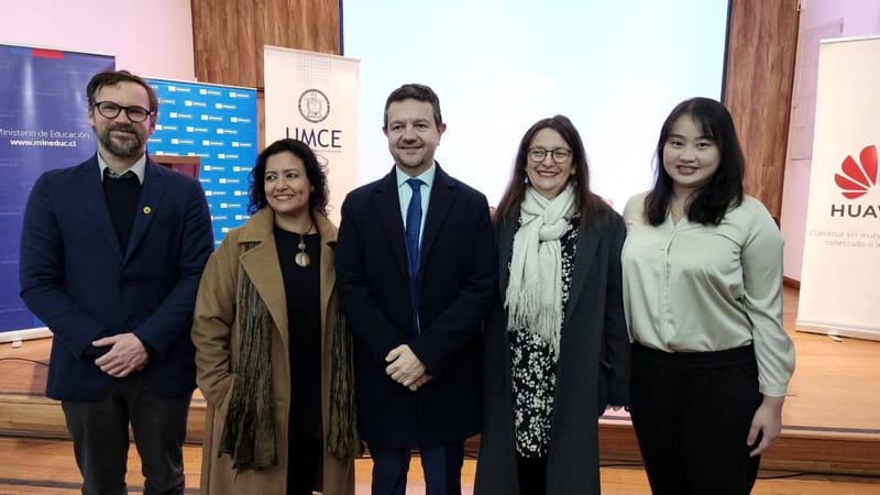 Mineduc y la UNESCO presentan Marco Orientador de Competencias Digitales Docentes