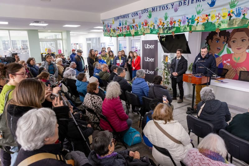 Llega a Chile Uber Seniors para facilitar los viajes de las personas mayores