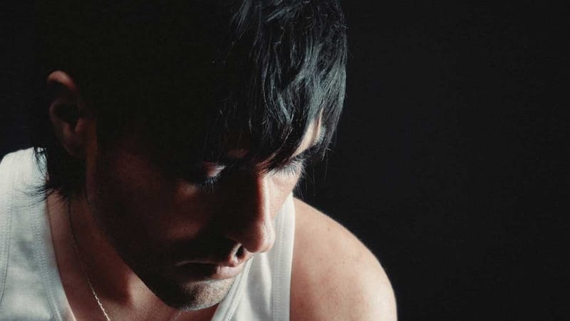 Lucho Carvara, voz emergente del pop introspectivo, presenta su nuevo sencillo “Soluna”